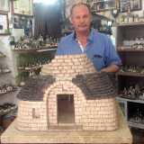 Giuseppe Maffei, artigiano 59enne nonch� cavaliere della Repubblica italiana, all�interno della sua bottega ci mostra la prima miniatura, situata al centro della stanza su di un piedistallo, in bella mostra. � alta cinquanta centimetri e rappresenta un trullo in sezione
