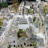 �Alberobello in miniatura", ovvero tutto il paesino in scala 1 a 50 realizzato dall'artigiano 59enne Orazio Annese. Sono presenti quindi anche strade, negozi, scalinate e parchi