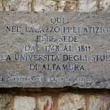 Su un muro laterale, adiacente all'imponente cattedrale cittadina, � visibile una targa che riporta la scritta: �Qui nel Palazzo Prelatizio ebbe sede dal 1748 al 1811 la Universit� degli Studi di Altamura�