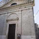 Siamo ora nel cuore del borgo antico: di fronte a noi svetta il castello baronale Martucci, mentre alla nostra sinistra si staglia la chiesa del Padreterno con la sua austera facciata in tufo. L'edificio religioso risale al 1100 ed � il pi� antico del paese