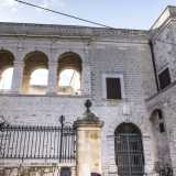 Volgiamo ora lo sguardo verso il castello eretto nell�XI secolo e attorno al quale si � sviluppato il resto del borgo. L'accesso � sbarrato da un cancello in metallo che immette nell'atrio: quest'ultimo � circondato dalla massiccia struttura, modificata pi� volte dai feudatari che vi hanno abitato nel corso dei secoli