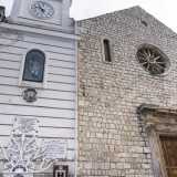 Sulla nostra sinistra infatti � impossibile ignorare la chiesa matrice in stile romanico di San Rocco, il luogo di culto pi� frequentato dai valenzanesi. Costruita tra il 1586 e il 1595, � affiancata dalla torre civica dell'orologio, realizzata nel 1824 e caratterizzata da una nicchia che custodisce dietro un vetro protettivo una statua del patrono cittadino