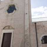 Svoltiamo quindi a sinistra in via San Benedetto, al termine della quale, sul lato destro, osserviamo la chiesa di Santa Maria di Loreto, sorta nel 1654 per volere della baronessa Maddalena Acquaviva d'Aragona 