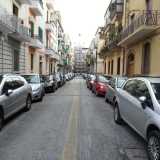 Via Maria Cristina di Savoia intasata dalla auto parcheggiate. Qui scorrono le acque pluviali che scendono dalla piazza del Convitto