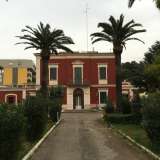 Villa Alberotanza. Di color rosso porpora, si tratta di una struttura molto semplice: � a due piani e presenta finestre architravate, tranne quella centrale che ha nella parte superiore un timpano. Caratteristico il grande portone d�ingresso costituito da un sopraluce a raggera