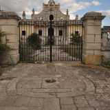 La villa trova sulla S.P. 61, che collega Gioia del Colle a Turi. A meno di un chilometro dal �paese delle mozzarelle�, nei pressi del sito archeologico di Monte Sannace, l�edificio fa capolino sulla provinciale con il suo color sabbia