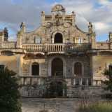 La villa, a due piani, � tutta in pietra e ha una struttura neoclassica impreziosita da archi sulla porta e sulle finestre, da merli e balaustre