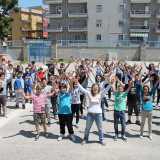Sessione di yoga della risata alla scuola media Monterisi di Bisceglie