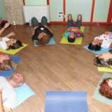 Esercizi dello yoga della risata