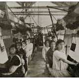 Una foto storica delle donne armene al lavoro sui telai per la tessitura dei tappeti