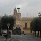 L'arco centrale di Canneto in piazza Roma e alle spalle la chiesa dell'Immacolata