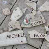 La targa commemorativa di Michele Fazio in frantumi