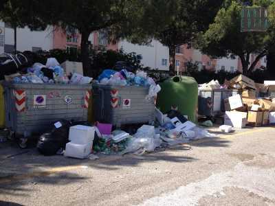 Bari, il Campus invaso dai rifiuti