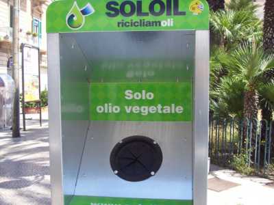 L'apertura nella quale riporre le bottiglie di plastica contenenti olio usato