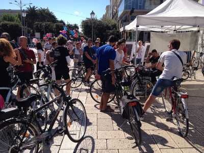 Ciclisti in attesa della targatura del proprio mezzo