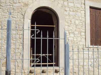 La decorazione orientaleggiante dell'inferriata esterna alla palazzina