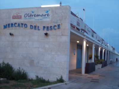 Una prospettiva del mercato del pesce a Bari