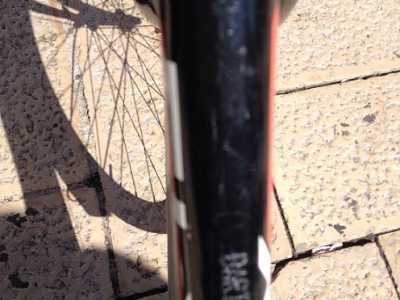 La targa sul telaio di una bici