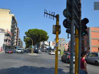 La misteriosa antenna, apparentemente funzionante, che sorge nel mezzo dello spartitraffico dell'incrocio tra via Papa Giovanni XXIII e viale Orazio Flacco