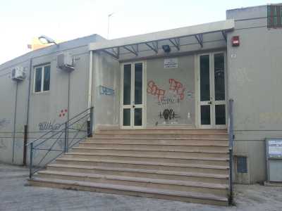 L'entrata principale dell'ex-mercato coperto di via Cagnazzi, oggi sede dell'autoparco del Comune di Bari: qui dovrebbe sorgere la nuova biblioteca di Carrassi