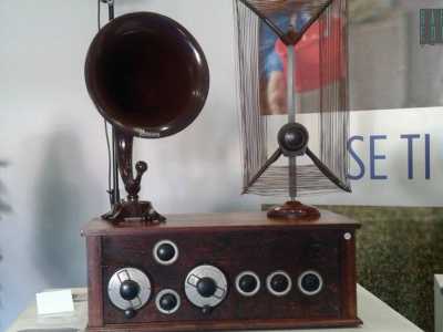Radio detta "EXCELLENT", del 1925. Uno dei pi� antichi apparecchi. Un modello autocostruito in un mobiletto non particolarmente rifinito, con un altoparlante esterno e un'antenna a telaio "Marelli".