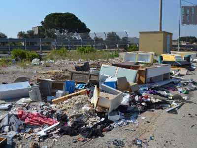 La prima grande discarica all'inizio della strada sulla destra, subito dopo un piccolo ponticello