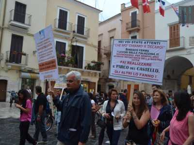 Manifestazione contro la saracinesca sul porto