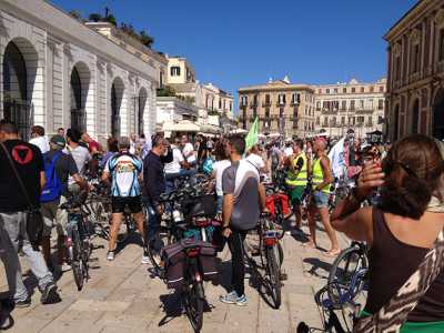 Il popolo delle due ruote in piazza del Ferrarese