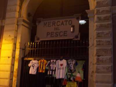 Il vecchio mercato del pesce di piazza Ferrarese che oggi ospita altri tipi di attivit� commerciale