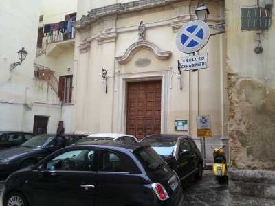 Foto 01a: San Michele Arcangelo, il sagrato come parcheggio abusivo