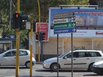 La strana antenna � accanto al semaforo. Sullo sfondo, all'angolo opposto, il gabbiotto dei vigili urbani