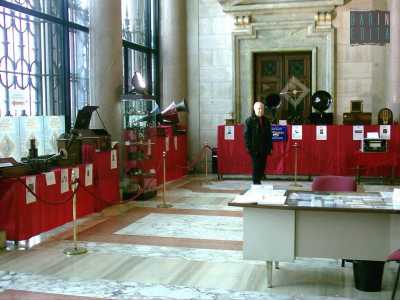 La mostra del 2004 nel colonnato del Palazzo della Provincia