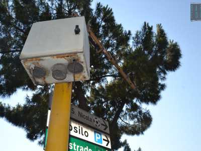 La dimensione e la presenza delle ventole sotto la cassetta portano a pensare che si tratti di un'antenna trasmittente