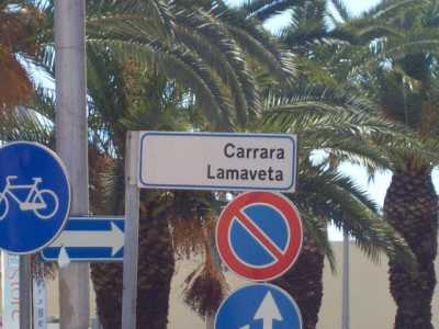 L'indicazione all'inizio della strada riporta "Carrara Lamaveta"...