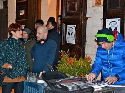 Il dj prepara i brani da ascoltare