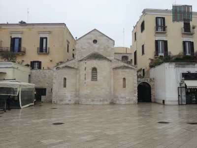 Foto 02a: Chiesa della Vallisa vista da piazza del Ferrarese