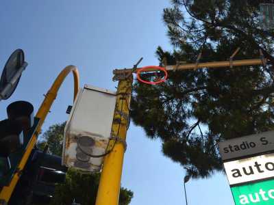Ad uno sguardo attento, si nota che il cavo del trasmettitore � in realt� staccato dal connettore