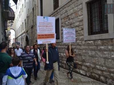 Il corteo per i vicoli della citt� vecchia