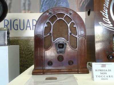 Radio "SILVERTONE" modello 330, del 1933. Costruita dalla Rca, Radio Corporation America esclusivamente per la Francia, con altoparlante elettrodinamico a scala numerica. Veniva chiamata radio a cupoletta o a cattedrale per la forma simile alla facciata di una chiesa
