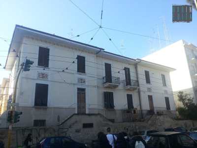 Ultimo villino postelegrafonici tra via Re David e via Meucci. Nel suo angolo nord interno, interrato l'antico ipogeo funerario