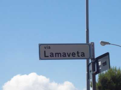 ... che alla fine della strada diventa "Via Lamaveta"