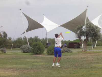 Un atleta mentre cerca di prendere il frisbee