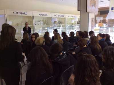 Una lezione di visual merchandising per gioiellerie tenuta da Mario Tempesta, direttore della scuola 