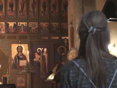 Una giovane prega davanti all'icona del Cristo Pantocratore: � rilevante l'importanza di questo tipo di raffigurazioni nella tradizione bizantina
