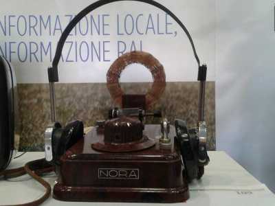 Radio galena "NORA" del 1932-33. Funzionava tramite detector a cristallo di galena a reazione. Caratteristica l'antenna esterna a nido d'ape. L'ascolto poteva avvenire solo tramite cuffia
