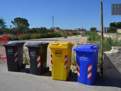 Eppure i cassonetti ci sono, ben puliti