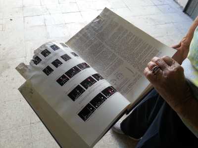 Un libro con i bordi di pagina gravemente compromessi
