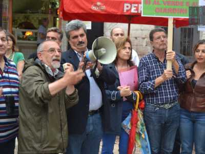 Michele Fanelli e Arturo Cucciolla parlano al gruppo dei manifestanti 