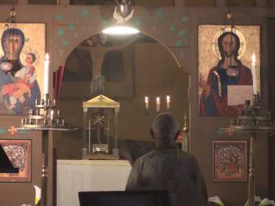 Nelle chiese bizantine l'altare � collocato dietro l'iconostasi, una parete decorata con icone sacre