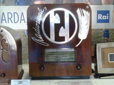 Radio rurale "MAGNETI MARELLI", tipo 51, del 1934-35. Destinata alla comunit� contadina, queste radio vennero distribuite o vendute dal partito nazionale fascista per la diffusione popolare. Il regime interpell� le ditte costruttrici dell'epoca per far costruire degli apparecchi autarchici a costi minimi. Insieme alla radio rurale fu costruita e diffusa la famosissima radio "BALILLA" distribuita nelle scuole, in particolare nei luoghi sprovvisti da insegnanti per impartire lezioni a distanza. La radio BALILLA veniva venduta al modico prezzo di 430 Lire, pagabili in 18 rate mensili